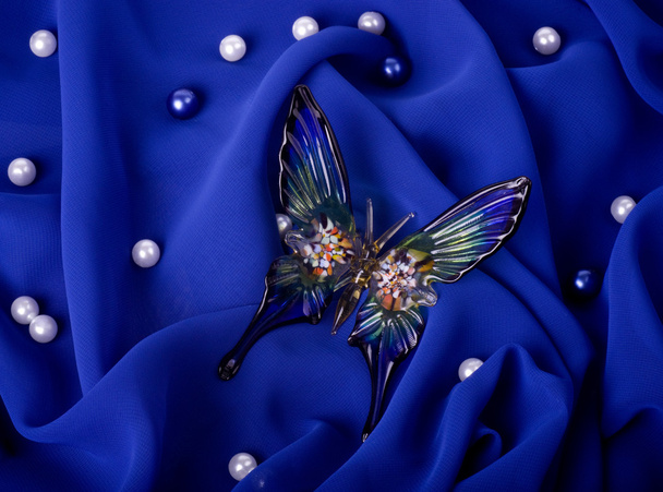 ダークブルーの生地に美しい蝶 - 写真・画像