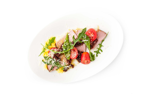Salade met gerookte ham en rucola op de witte achtergrond horizontale - Foto, afbeelding