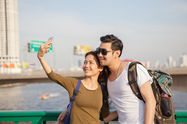 pary młodszy mężczyzna i kobieta fotografować selfie przez sma - Zdjęcie, obraz