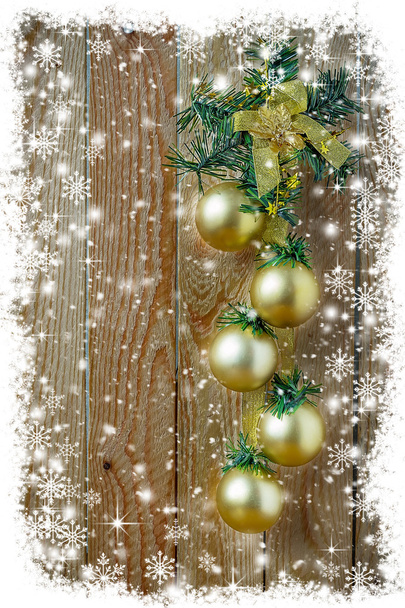 Χριστούγεννα μπάλες κρέμονται σε σκούρο φόντο ξύλινη με νιφάδα χιονιού - Φωτογραφία, εικόνα