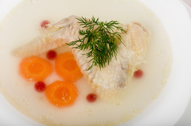 Sabroso pollo sopa clara con ala de gallina en el plato
 - Foto, imagen
