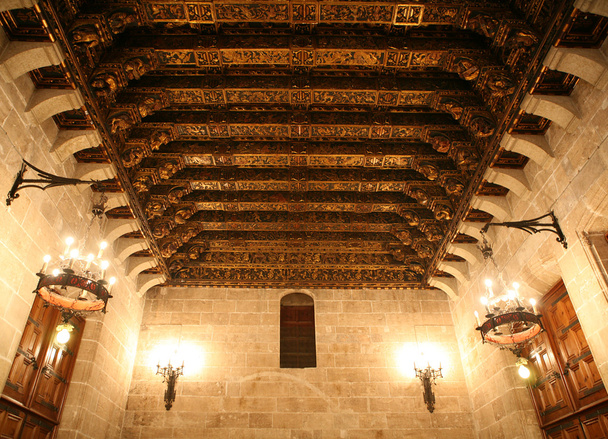 goud versierd plafond in de historische kerk - Foto, afbeelding