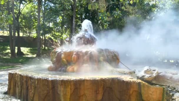 Hot spring Mae Kasa. A meleg források az érdekelt, hogy látogassa meg a turisták nagy. És a meleg tavasz fürdő - Felvétel, videó