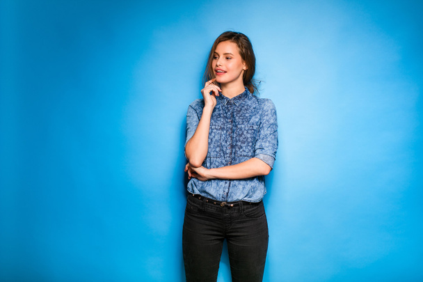 young woman casual dressed on blue background - Foto, Imagem