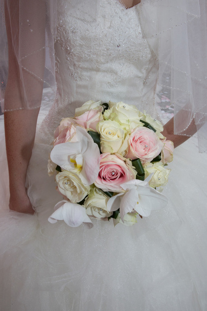 Bruidsboeket bloemen in handen van de bruid - Foto, afbeelding