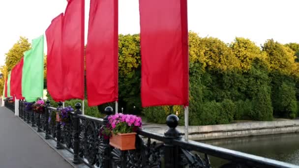 Červené a zelené vlajky na nezávislost Avenue, Minsk - Záběry, video