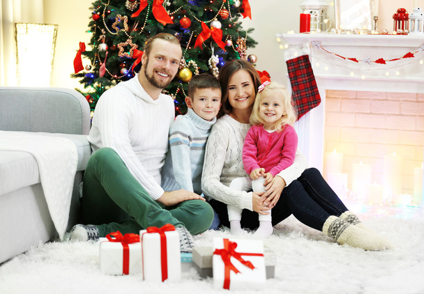 Christmas family in holiday living room - Fotoğraf, Görsel