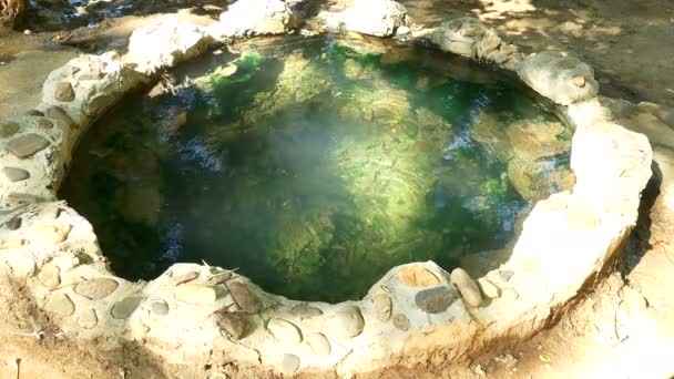 温泉前の笠。ホット スプリングスは訪問する興味がある観光客のために大きいです。温泉風呂リラクゼーション - 映像、動画