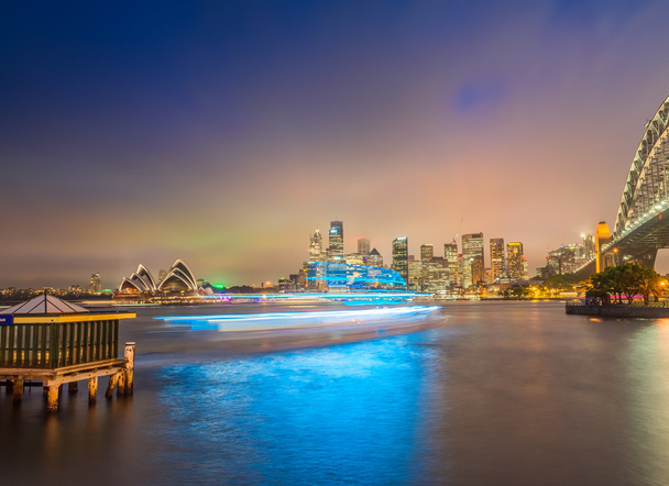 Потрясающий закат в гавани Сиднея с движущимся кораблем
 - Фото, изображение
