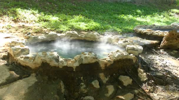 Aguas termales Mae Kasa. Las aguas termales son grandes para los turistas interesados en visitar. Y baños termales relajación
 - Imágenes, Vídeo