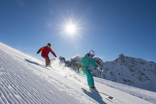 Alpineskiën achter de zon - Foto, afbeelding