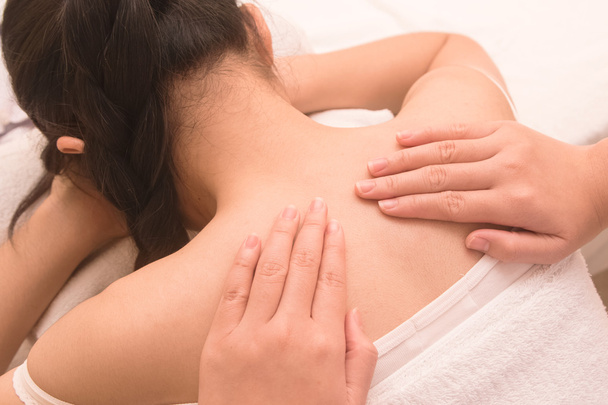 Крупним планом красива азіатська жінка має глибокий масаж
 - Фото, зображення
