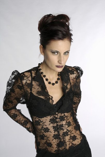 atraktivní mladá žena v černém oblečení - Fotografie, Obrázek