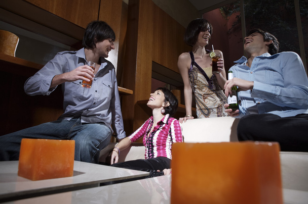 Группа людей в баре
 - Фото, изображение