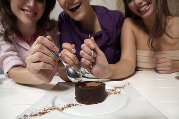 nők étkezési csokoládé torta - Fotó, kép