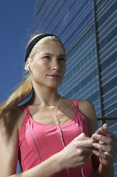  Femme écoutant un lecteur MP3
 - Photo, image