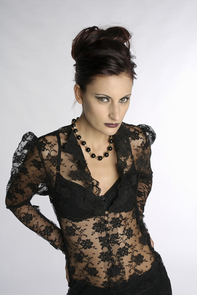  attraktive junge Frau in schwarzer Kleidung - Foto, Bild
