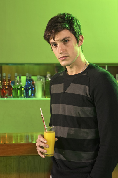 Чоловік з коктейлем у барі
  - Фото, зображення