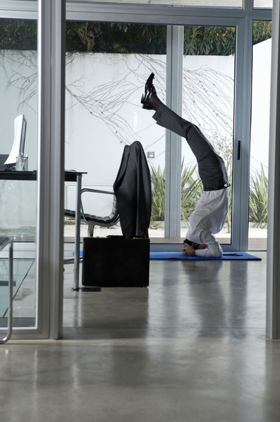 Podnikatel, cvičení jógy v kanceláři - Fotografie, Obrázek