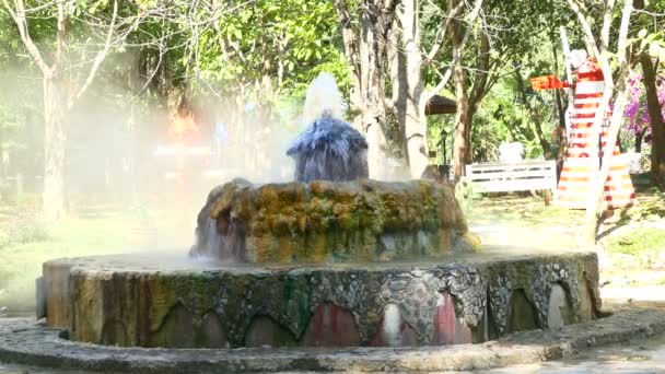Aguas termales Mae Kasa. Las aguas termales son grandes para los turistas interesados en visitar. Y baños termales relajación
 - Metraje, vídeo