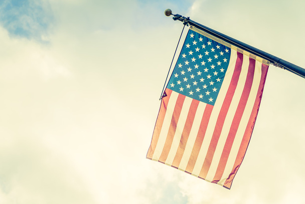 машущий американским флагом - Фото, изображение