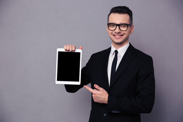 Happy businessman showing blank tablet computer screen - Valokuva, kuva