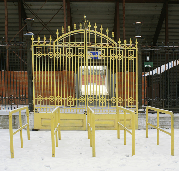 Cancello di ferro giallo
. - Foto, immagini