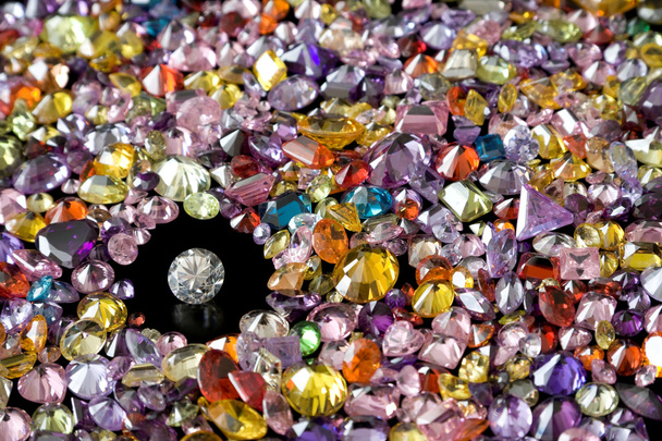 Diamante solitario rodeado de gemas coloridas
 - Foto, imagen