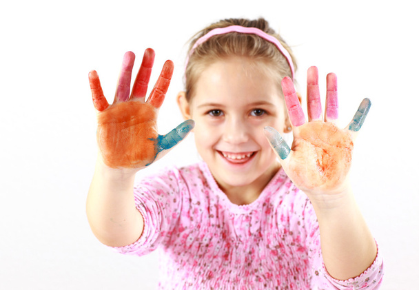 Маленька дівчинка з розфарбованими руками
 - Фото, зображення