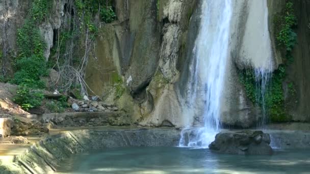 Paradise piękny wodospad i atrakcja turystyczna w lasów naturalnych widzenia na górze w Tak, Tajlandia: Ultra Hd 4k wysokiej jakości materiał rozmiar (3840 x 2160) - Materiał filmowy, wideo