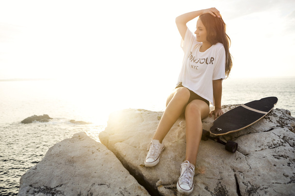 Young woman posing with a skateboard - Foto, Imagem