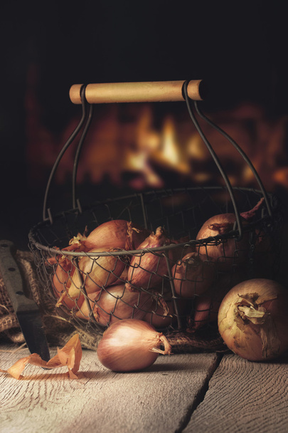 cebolla fresca y chalota en una mesa en una cocina caliente
 - Foto, Imagen