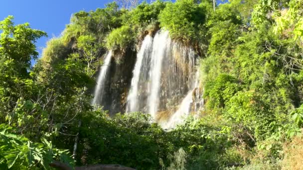 Cennet şelale güzel ve turistik dağ Tak, Tayland at üzerinde orman doğal bakış açısı: Ultra Hd 4k yüksek kaliteli görüntüleri boyutu (3840 x 2160) - Video, Çekim