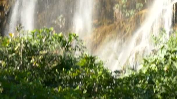 Paradise piękny wodospad i atrakcja turystyczna w lasów naturalnych widzenia na górze w Tak, Tajlandia: Ultra Hd 4k wysokiej jakości materiał rozmiar (3840 x 2160) - Materiał filmowy, wideo