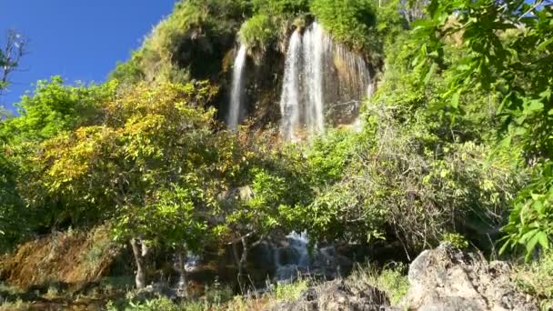 Рай красивий водоспад і притягнення туриста у ліс природного точки зору на горі в Tak, Таїланд: Ultra Hd 4 к високоякісні кадри розмір (3840 х 2160) - Кадри, відео