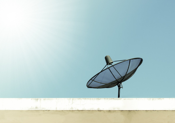 Antena de comunicação antena parabólica
  - Foto, Imagem