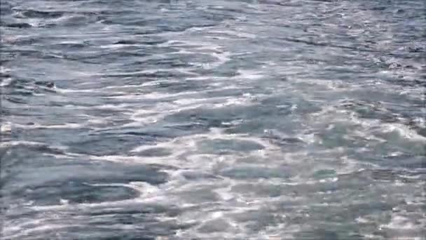 blaues Meerwasser, Blick von einem fahrenden Boot mit Funkeln und Lichtreflexen - Filmmaterial, Video
