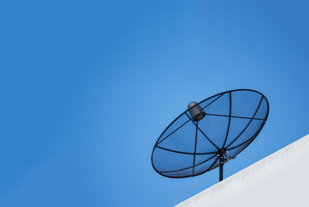 Antenne antenne parabole de communication avec ciel bleu
 - Photo, image