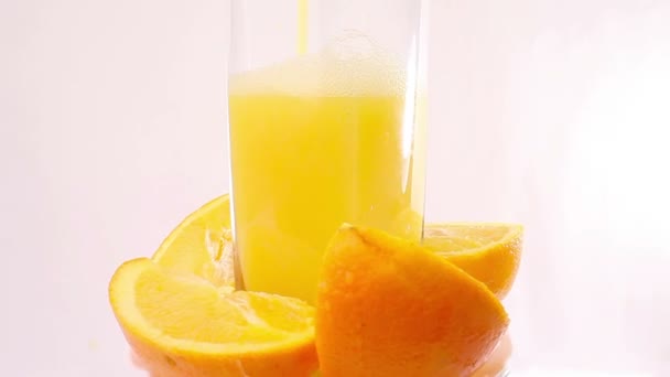 sinaasappelsap dat in glas stroomt - Video