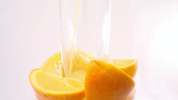 pomerančový džus nalévající do skla - Záběry, video
