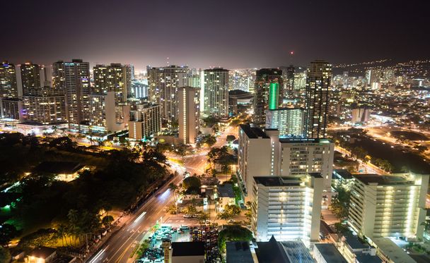 Night Falls Honolulu Downtown City Skyline Metropolis Hawaii United States - Foto, imagen