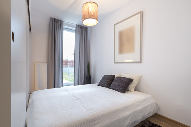 stilvolles Schlafzimmer im skandinavischen Stil - Foto, Bild
