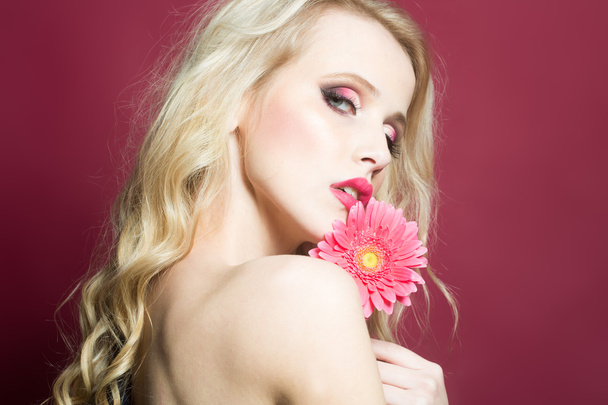 Σέξι γυναίκα με λουλούδι - Φωτογραφία, εικόνα