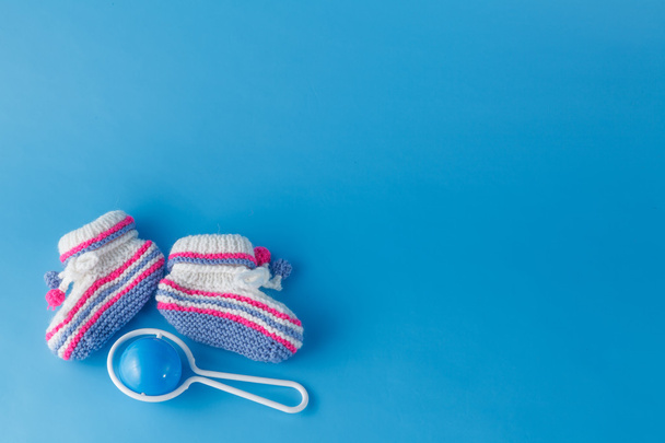 Rattle and knitted booties for the newborn - Fotografie, Obrázek