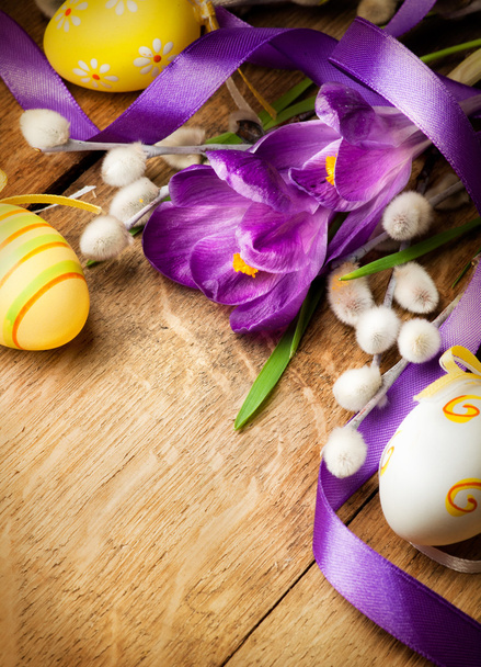 Fondo de Pascua con flores y huevos de Pascua
 - Foto, Imagen