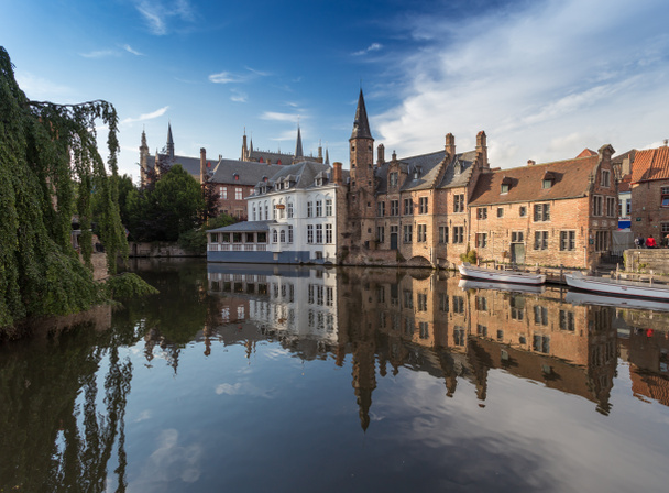 Canal pitoresco em Bruges
 - Foto, Imagem