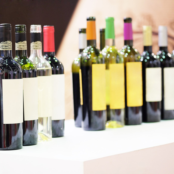 пляшки вина на стійці
 - Фото, зображення