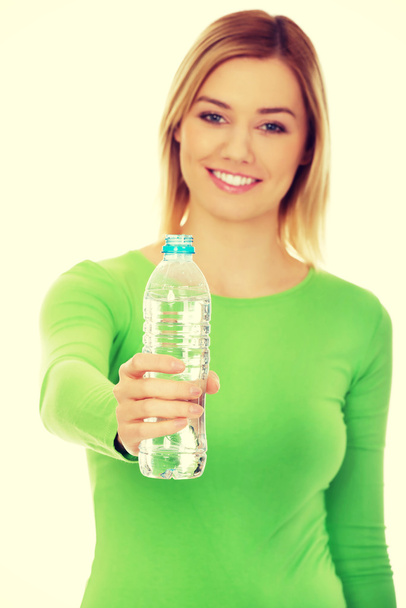Woman holding a bottle of water. - Foto, afbeelding