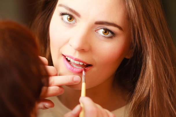 Beautician making makeup - Foto, Imagen