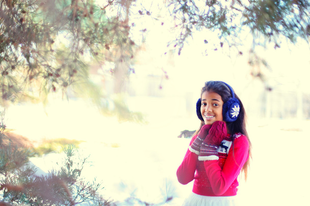 Tween όμορφο κορίτσι σε ένα πάρκο του χειμώνα - Φωτογραφία, εικόνα